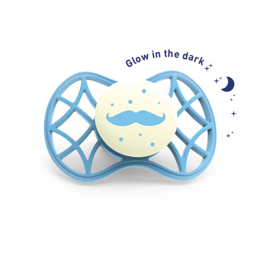 Air.55 Cool Succhietto Tettarella Simmetrica 6m+ Glow In The Dark Azzurro 1 Air.55 Cool Succhietto Tettarella Simmetrica 6m+ Glow In The Dark Azzurro