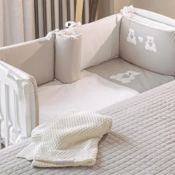 Set 4pz Rivestimento Tessile Piumino, Coprimaterasso, Federa, 2 Paracolpi Per Lettino Lella - Orso -Bambino Prodotti Negozio 0094503 set 4pz rivestimento tessile piumino coprimaterasso federa 2 paracolpi per lettino lella orso