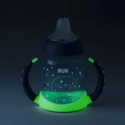Nuk Tazza Bevimpara First Choice Plus Glow In The Dark Con Silicone Che Si Illumina E Beccuccio Antigoccia, 6-18m, 150ml -Bambino Prodotti Negozio 0101868 nuk tazza bevimpara first choice plus glow in the dark con silicone che si illumina e beccuccio anti